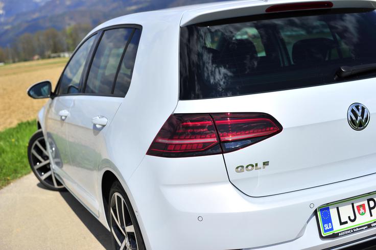 Zgolj za primerjavo: trenutno volkswagen golf s samodejnim menjalnikom DSG in srednjo opremo highline v Sloveniji stane vsaj 25.248 evrov (bencinski 1,5-litrski motor) oziroma 27.171 evrov (dizelski dvolitrski motor TDI).   | Foto: Gregor Pavšič