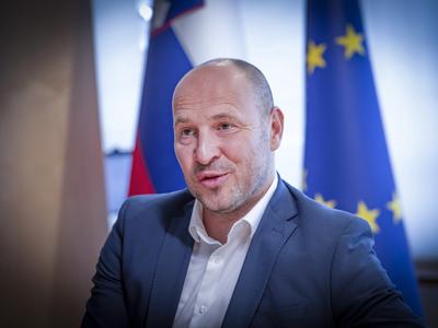 Infrastrukturno ministrstvo ob 100 dneh vlade: Omejujemo ceno goriv in pospešujemo projekte