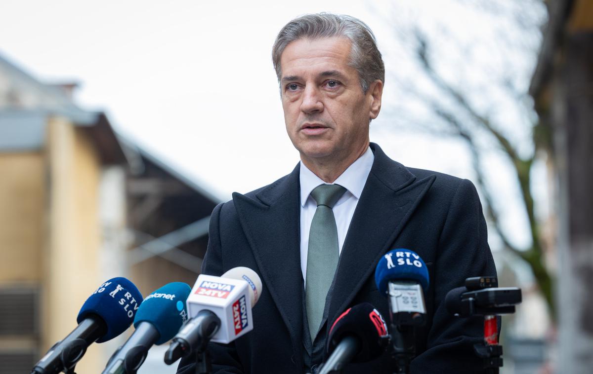 Premier Robert Golob in Tina Gaber Golob na predčasnem glasovanju pred referendumom o zakonu o pomoči pri prostovoljnem končanju življenja. | Foto STA