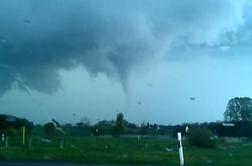 Na severu Nemčije divjal tornado, ena oseba umrla (video)