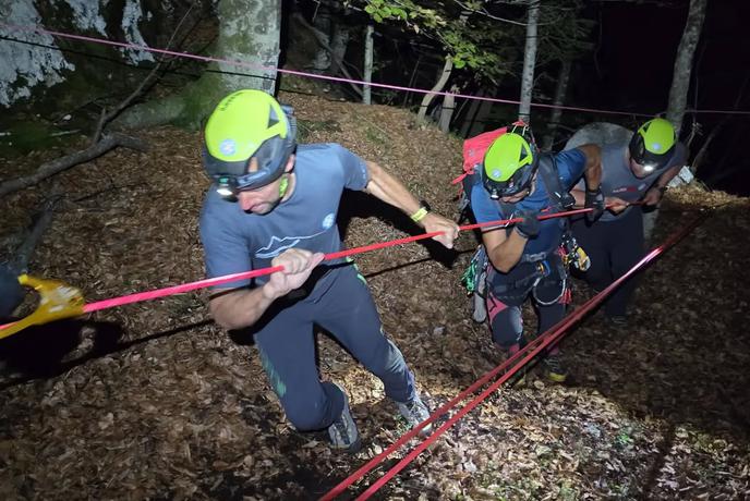 Tragedija pri slapu Savica: oče po padcu umrl, otrok huje poškodovan