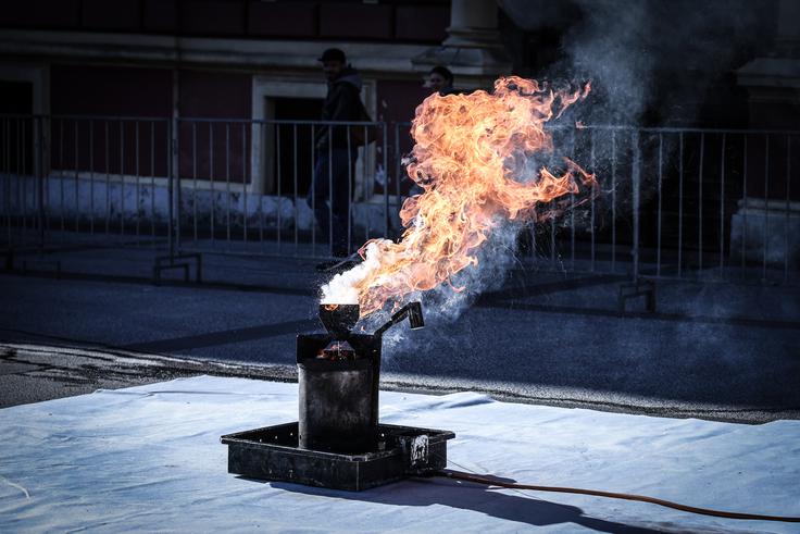 Gasilci so otrokom prikazali, kako je videti neprimerno gašenje gorečega olja z vodo. | Foto: Ana Kovač