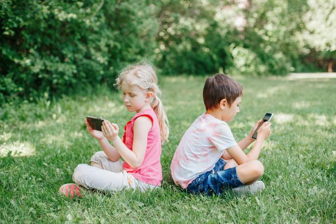 Ločite med otrokovimi željami in potrebami. Naj prvi mobitel otroku omogoča vse, kar potrebuje.  | Foto: Getty Images