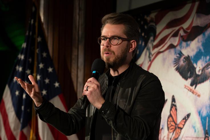 Devetintridesetletni Miles Taylor je bil med Trumpovim prvim mandatom nekaj časa šef osebja na Uradu za domovinsko varnost ZDA. Nato se je za krajši čas zaposlil pri tehnološkem velikanu Google, leta 2020 pa je na ameriških predsedniških volitvah podprl Trumpovega protikandidata Joeja Bidna. Pri Trumpu ni najbolje zapisan, saj je ameriškim medijem razkril več spornih potez, ki naj bi si jih Donald Trump privoščil med svojim prvim mandatom. Leta 2022 je izstopil iz ameriške republikanske stranke, katere član je bil sicer vse svoje odraslo življenje. | Foto: Guliverimage