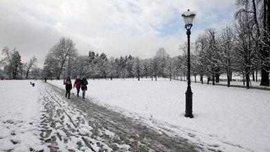 Decembra za odstotek manj prenočitev turistov