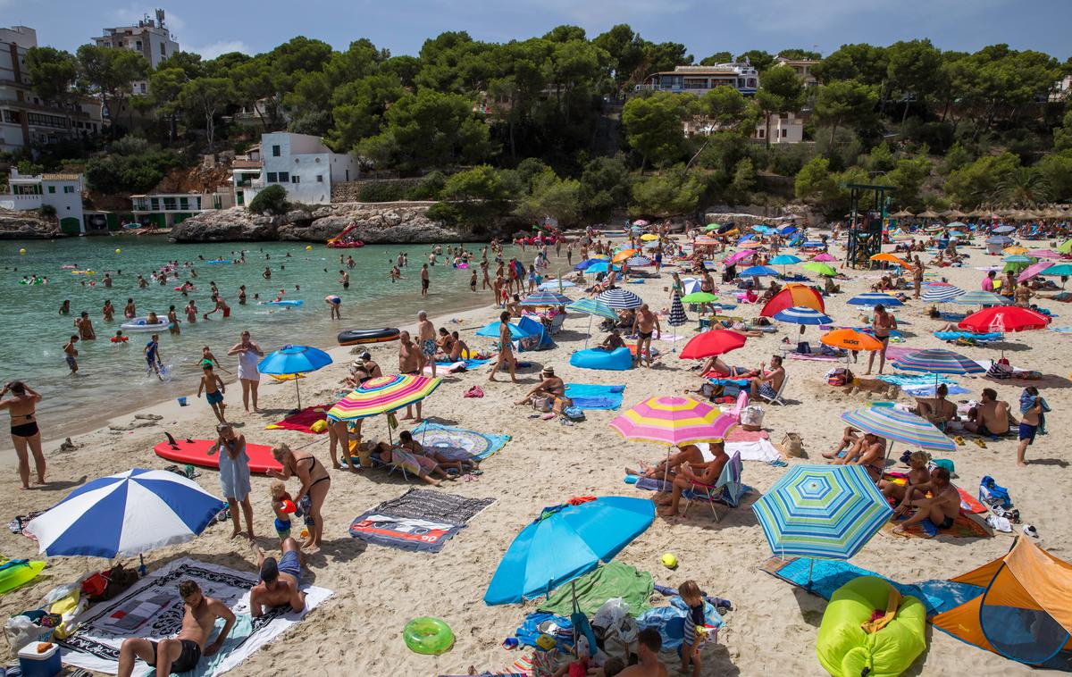 Majorka, plaža | Čeprav so bili protesti doslej mirni, so se po poročanju lokalnih medijev nedavno na Majorki pojavili grafiti z napisi "Ubij turista". | Foto Shutterstock