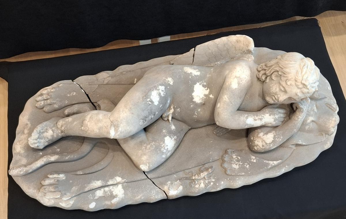marmornati kip Kupida, odkritje, Pulj |  Antično mojstrovino so odkrili v dveh delih, prikazuje pa Kupida, ki leži na levji koži, ob njem pa je majhen kuščar. | Foto Hina/STA