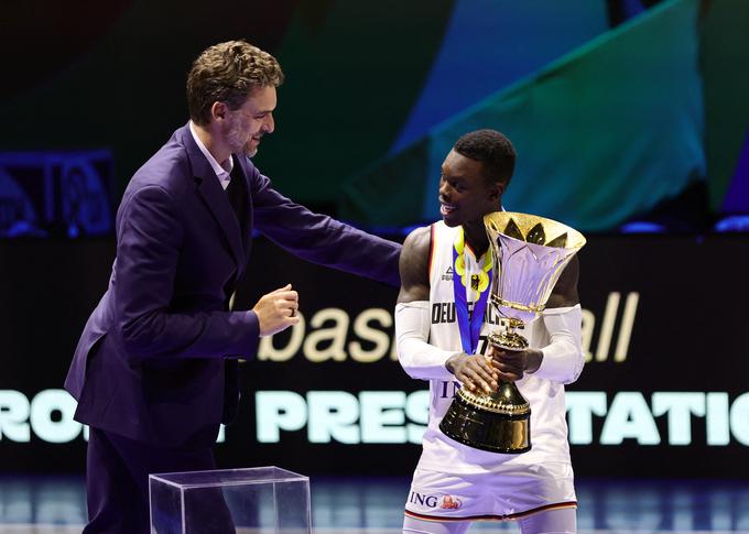 Nemec Dennis Schröder (Toronto Raptors) je bil izbran za MVP igralca svetovnega prvenstva. Nagrado je prejel iz rok legendarnega Španca Pauja Gasola. | Foto: Reuters