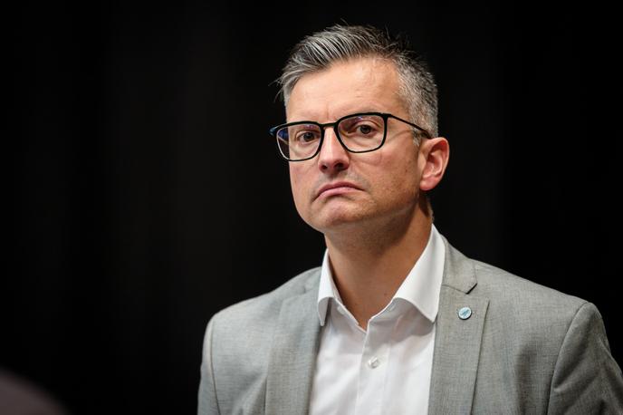 Marjan Šarec | "Zoranu Stevanoviću iskreno čestitam in želim obilo uspeha pri odgovornem delu skupaj z ljudmi, ki jim je dvoličnost zapisana v genih. Priznam, da ga bolj spoštujem kot njih," je svoj zapis sklenil Marjan Šarec. | Foto STA