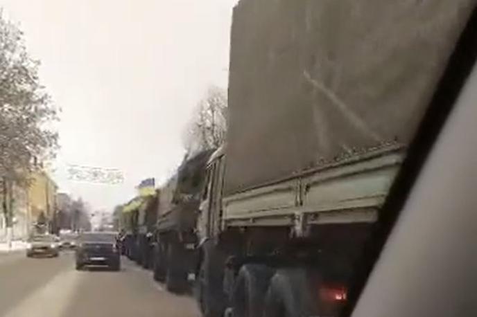 Tver, Rusija | Celotno dogajanje v Tveru je bilo delo ruske snemalne ekipe, ki je sceno postavila za potrebe filma o vojni v Ukrajini. | Foto posnetek zaslona