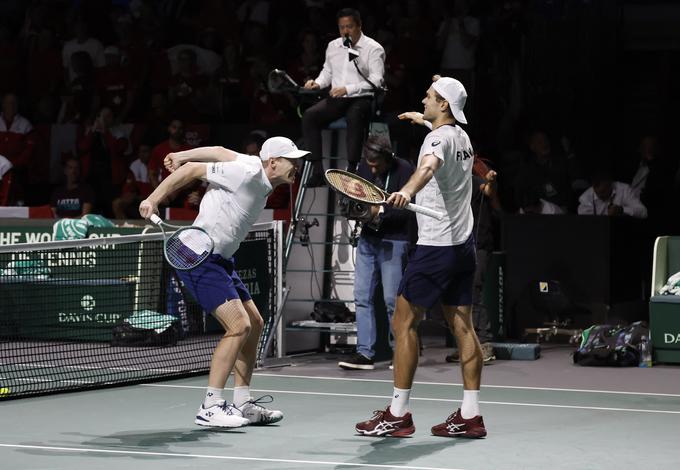 Harri Heliovaara in Otto Virtanen sta se takole razveselila uvrstitve v polfinale Davisovega pokala. | Foto: Reuters