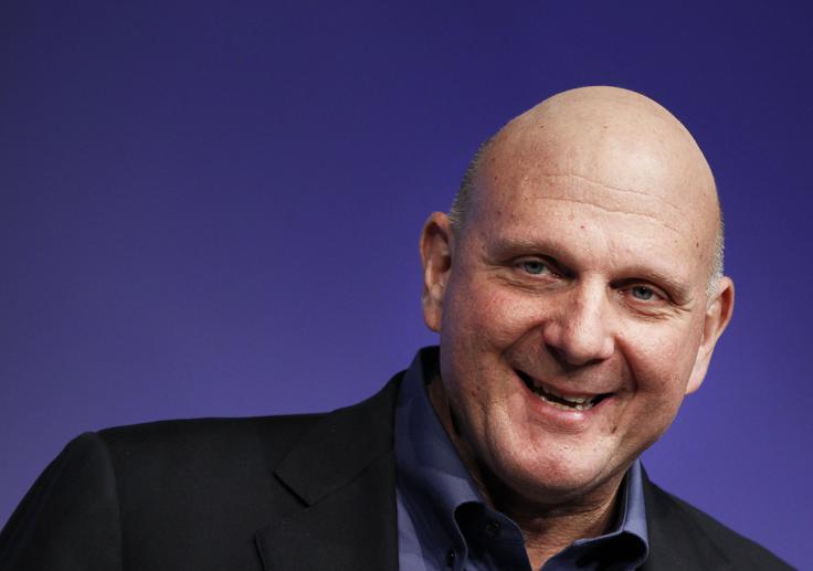 Da je Apple s tem, ko iPhonu ni dal fizične tipkovnice, temveč samo zaslon na dotik, naredil napako, ni trdil samo Rubin, temveč še bolj odmevno in predvsem javno takratni direktor Microsofta Steve Ballmer (na fotografiji). Dejal je, da bo iPhone "zanič naprava za pošiljanje e-pošte in da ga ne bo kupil nihče".  | Foto: 