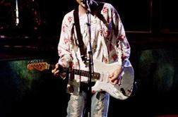 Kurt Cobain dobil spomenik v obliki kitare