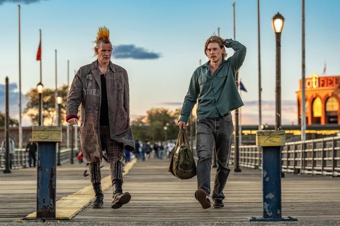 Ujet, film | Matt Smith je nepozaben v vlogi pankerja, ki mora na avtomobilu odpreti strešno okno, da naredi prostor za irokezo. Austin Butler nič manj ne izstopa. | Foto Jučer