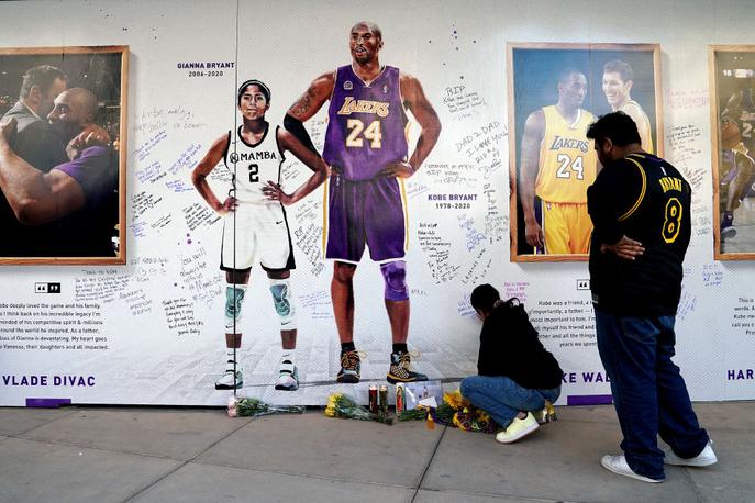 kobe gianna | Teden dni po tragični smrti Kobeja Bryanta, njegove hčerke Gianne in še sedmih ljudi na helikopterju, ki je trčil v pobočje nad Calabasasom, se ljubitelji košarke še vedno poslavljajo od ikone košarke. | Foto Getty Images