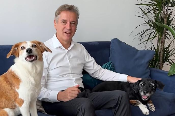 Robert Golob, predsednik vlade | Tako Robert Golob kot njegova partnerka Tina Gaber sta si osebno prizadevala za sprejetje novele zakona o zaščiti živali. | Foto Facebook/posnetek zaslona