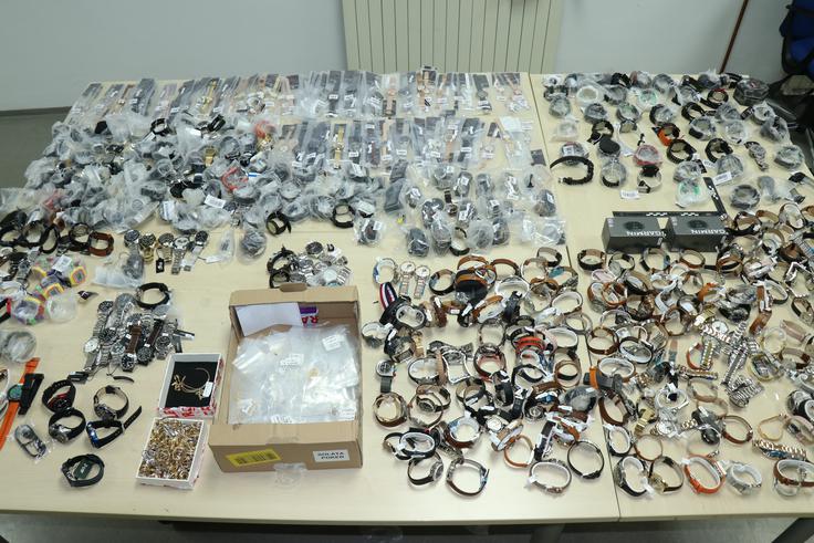 Ure, ki jih je policija zaplenila Romunoma. | Foto: Policija