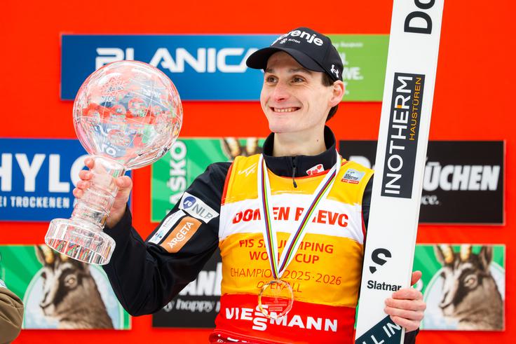 Najboljši smučarski skakalec na svetu Domen Prevc je bil za izjemno sezono nagrajen tudi z velikim kristalnim globusom. | Foto: Aleš Fevžer