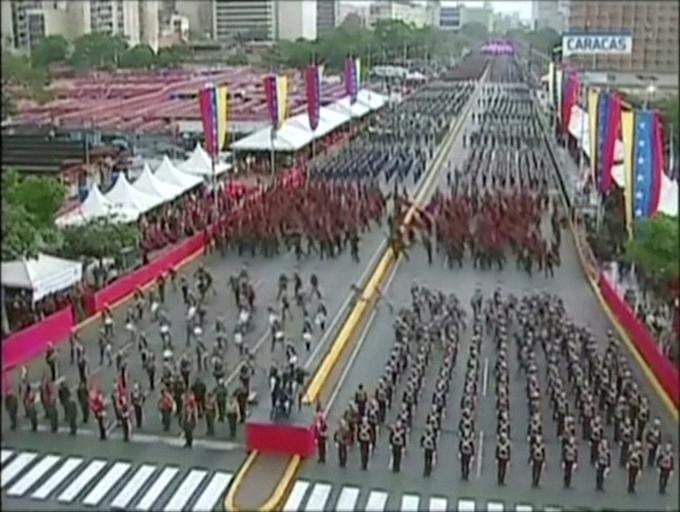Poskus atentata na venezuelanskega predsednika Nicolasa Madura se je zgodil med vojaško parado, v kateri je sodelovalo 17 tisoč vojakov. | Foto: Reuters