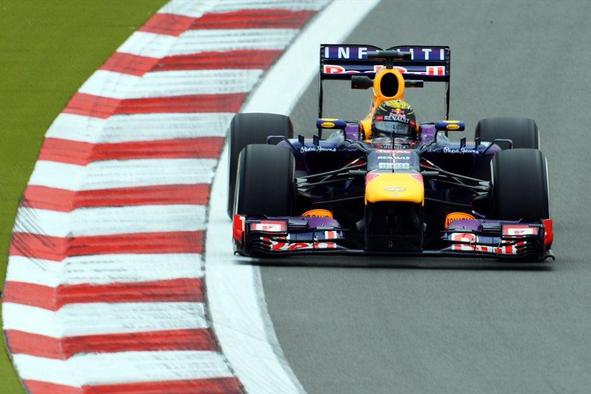 Vettel s protinapadom sesul Mercedes, Hamilton samo osmi