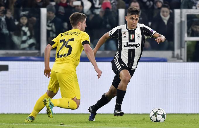 V dvoboju z argentinskim zvezdnikom Juventusa Paulom Dybalo na tekmi lige prvakov leta 2016. | Foto: Reuters