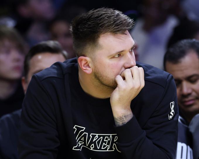 Luka Dončić je do zdaj tekme LA Lakers spremljal s klopi. | Foto: Guliverimage