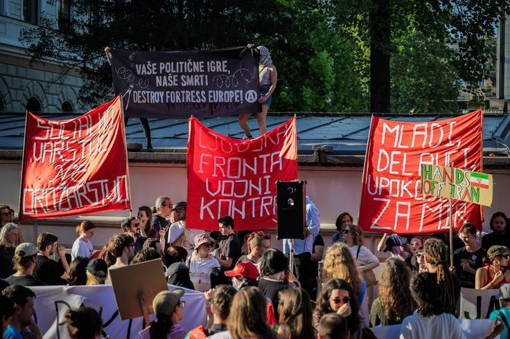 Protestni shod proti oboroževanju, vojni in zvezi Nato pod geslom Ljudska fronta - vojni kontra! | Foto: STA
