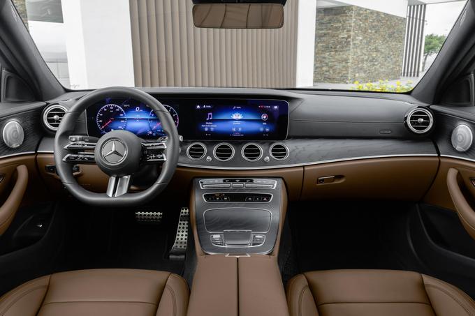 Na sredinski konzoli sta serijska dva 10,25-palčna zaslona, za doplačilo pa sta na voljo dva v velikosti 12,3 palca. | Foto: Mercedes-Benz