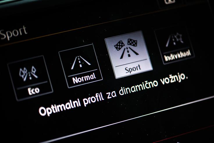 Prilagodljivo uravnavanje podvozja (DCC) z izbiro voznega profila.  | Foto: Klemen Korenjak