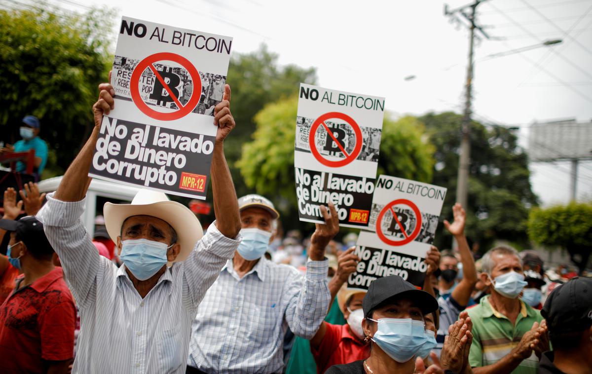 el Salvador | Več kot tisoč protestnikov se je zbralo pred zgradbo vrhovnega sodišča v prestolnici El Salvador in zahtevalo, da bitcoin prepovejo kot uradno plačilno sredstvo v državi. | Foto Reuters