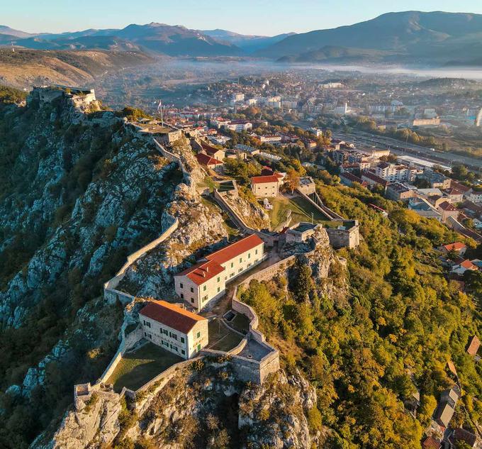 Trdnjava Knin ponuja panoramski razgled na okoliško pokrajino in vpogled v srednjeveško preteklost regije. | Foto: TB Šibenik Dalmatia