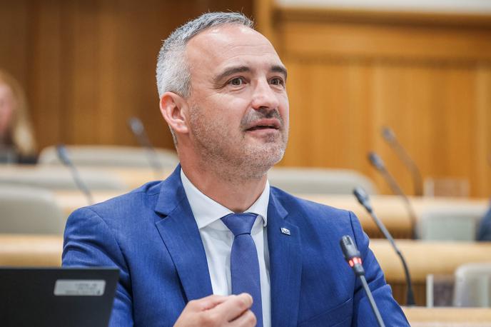 Janez Cigler Kralj | Minister Cigler Kralj na kmetiji, kot je razbrati iz fotografij, poprime za vsako delo. | Foto STA