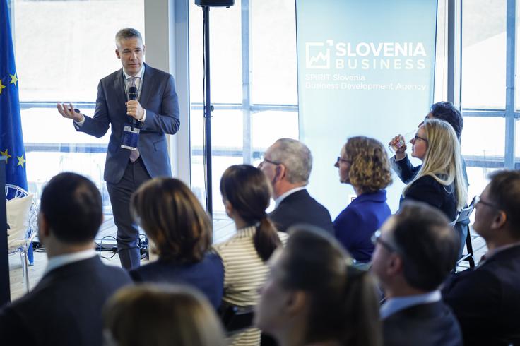 "Do zdaj smo sofinancirali prenovo več kot tristo bolnišnic, vrtcev, šol in objektov za socialno varstvo v 150 mestih ter posodobitve mestnega javnega prometa v več kot 20 krajih," je dejal Simon Savšek, vodja predstavništva Evropske investicijske banke (EIB) v Sloveniji. Z evropskimi sredstvi so tudi izboljšali vodovodne sisteme v najbolj prizadetih območjih države, denimo v Buči. | Foto: STA