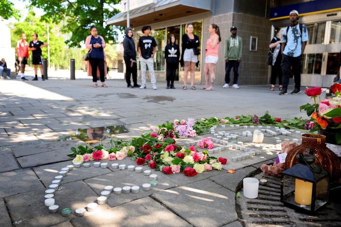 Na kraju streljanja so prebivalci v spomin 15-letniku odložili rože in sveče. | Foto: Reuters