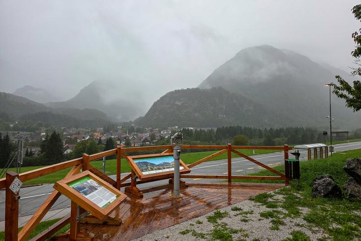 Po celotni gorniški vasi Dovje - Mojstrana ne manjka informativnih tabel. | Foto: Matej Podgoršek