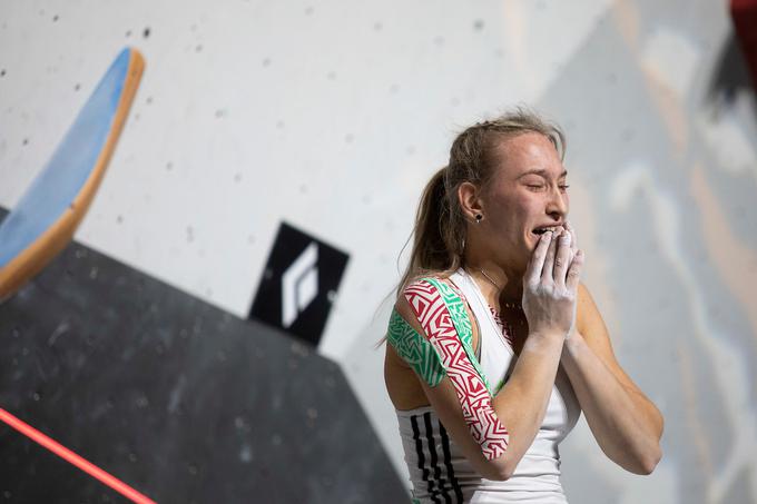 Lanski naslov svetovne prvakinje v balvanih je Garnbretova doživela zelo čustveno, letos ga je pospremila "zgolj" z nasmehom in stisnjeno pestjo. | Foto: Urban Urbanc/Sportida