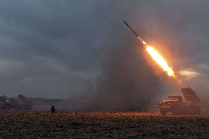 Ukrajina | Generalštab ukrajinske vojske je danes sporočil, da je Rusija v zadnjih 24 urah izvedla en raketni napad in iz raketometov izstrelila 20 izstrelkov. Oblasti so poleg tega poročale o dveh ubitih in 13 ranjenih v Bahmutu, ruske enote pa naj bi poleg tega obstreljevale tudi Herson na jugu, še piše AFP. | Foto Reuters