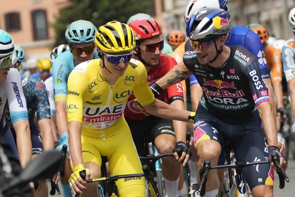 Svet se klanja Tadeju Pogačarju in Primožu Rogliču