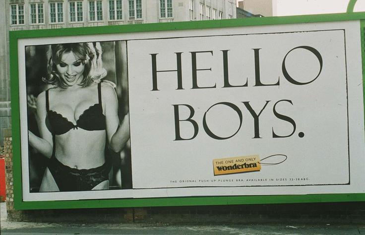 "Živjo, fantje." Eva Herzigova je leta 1994 v prvem oglasu za Wonderbra pritegnila pozornost vsega sveta. | Foto: Profimedia