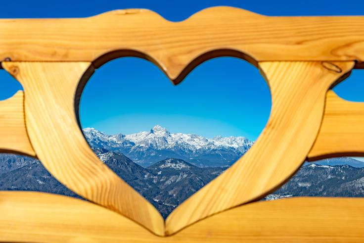 Pogled na Triglav in Julijske Alpe skozi srce na razgledni klopi na Blegošu
 | Foto: Shutterstock