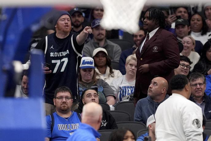 navijači Dallas Mavericks | Dva navijača so zaradi žaljivk predčasno pospremili iz American Airlines Centra. | Foto Guliverimage