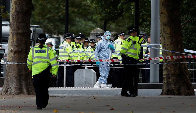 Pripadniki policije v bližini londonskega Prirodoslovnega muzeja. | Foto: 