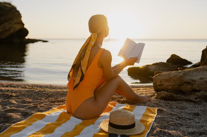 ženska, plaža, branje, morje | Foto Shutterstock