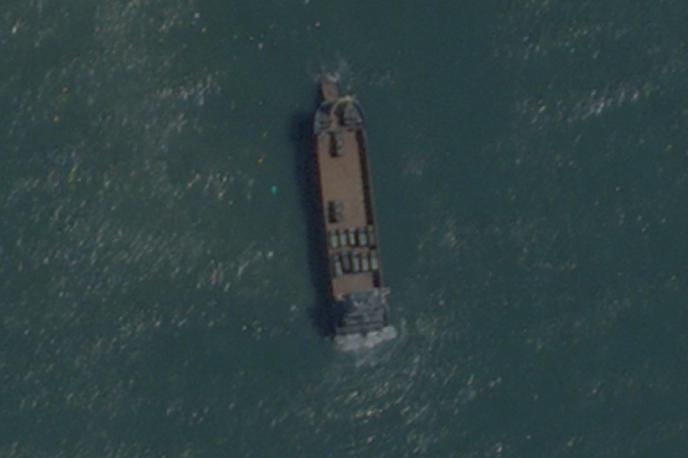 Guangdong obala tovorne ladje | Satelitski posnetek kitajske civilne tovorne ladje, ki je sredi avgusta sodelovala na kitajskih vojaških vajah na obali kitajske province Guangdong. Na palubi vidimo vojaška vozila. | Foto Reuters