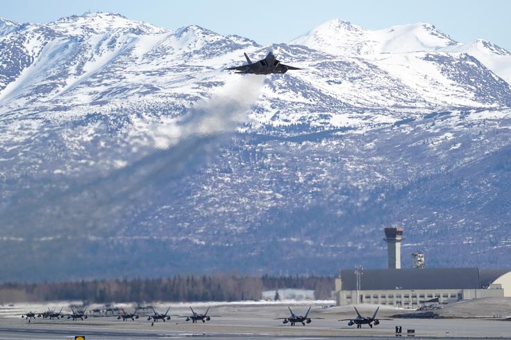 Lovci F-22 Raptor v vojaški bazi Elmendorf-Richardson na Aljaski. | Foto: Reuters