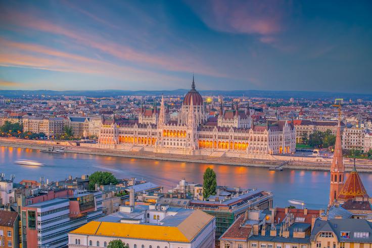 "Že samo če primerjamo minimalno plačo, je med državama zelo velika razlika. Gre za res veliko razliko, a je po drugi strani tu večji trg, več imaš možnosti za zaposlitev. Lahko si tudi zgradiš dobro kariero in imaš dobro plačo. Velika razlika je med revnimi in bogatimi, saj se srednji sloj kar malce izgubi," pove Slovenka na Madžarskem. | Foto: Shutterstock