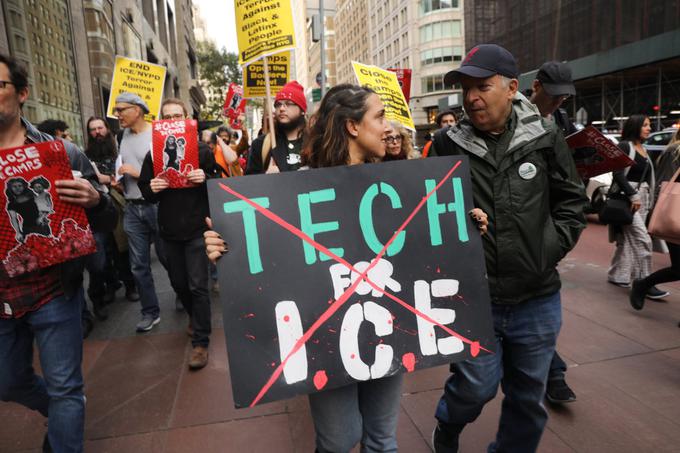 Palantir je imel eno ključnih vlog pri deportacijah priseljencev oziroma pri ustvarjanju krize z otroki aretiranih nezakonitih migrantov, ki so jih ameriške oblasti nato naselile v posebna taborišča. Na fotografiji protest proti tehnološkim podjetjem, ki sodelovala z ICE. | Foto: Getty Images