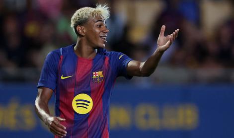 Najstniški zvezdnik Barcelone pokazal sedem let starejše dekle