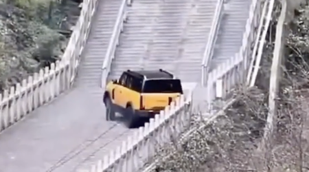 Kitajski SUV po slavnem stopnišču, končalo se je zelo slabo #video