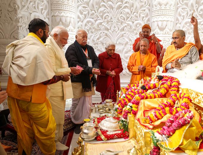 Za stranko BJP današnje odprtje templja predstavlja prelomni trenutek v desetletja trajajoči kampanji za uskladitev upravljanja države z večinsko hindujsko vero. | Foto: Reuters